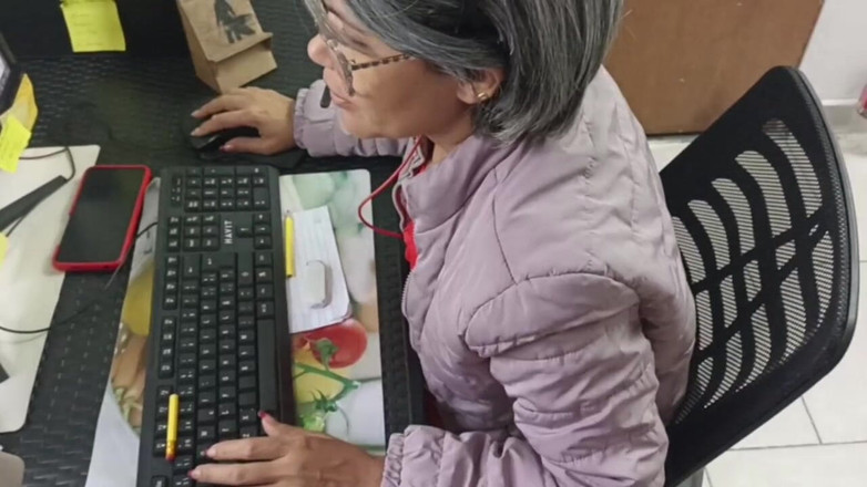 Swingersamateur40: Adakah anda suka apabila saya menghisap zakar anda semasa bekerja?