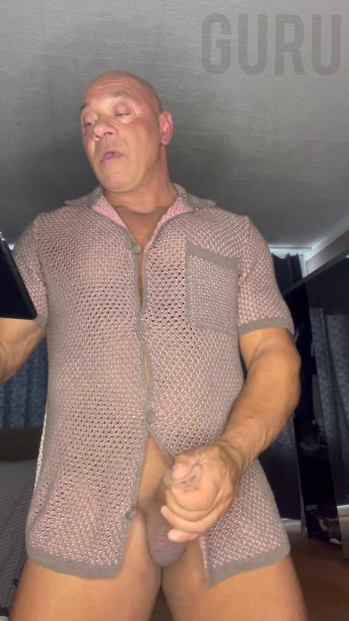 Mr. Guru: 单人手淫给健美大师先生打手枪爸爸