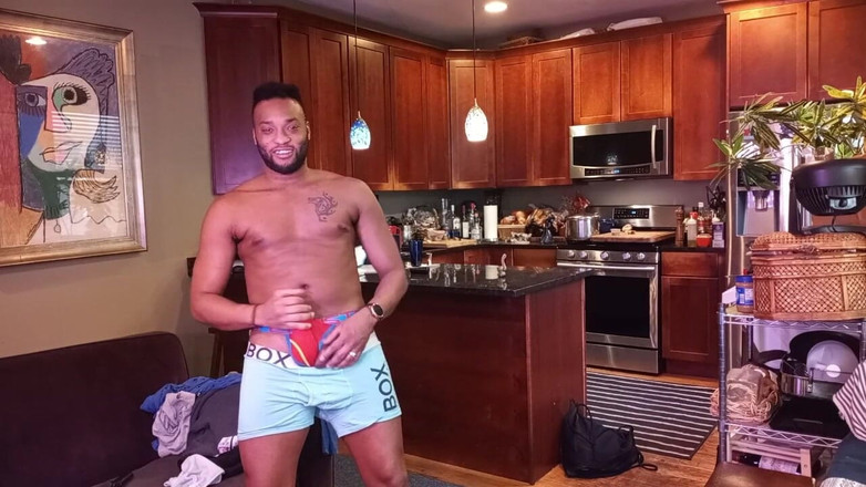 Kennie Jai: Striptease! Kennie Jai se dezbracă și ejaculează pentru tine!