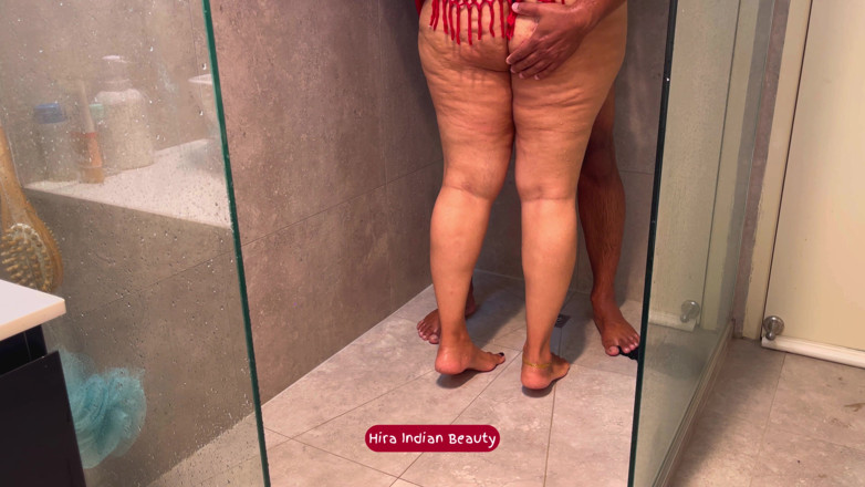 Hot 365 Entertainments: Anal tabu la baie: strângându-mi țâțele mari în timp ce îmi fut gaura...