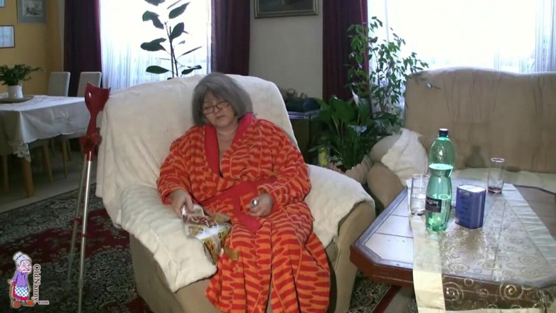 Aged Love: Old Nanny - Katerina Takes a Bath with the Help of...
