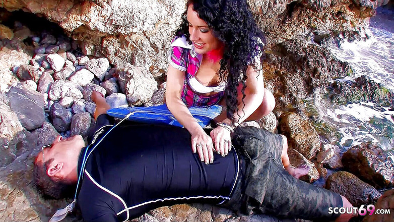 Full porn collection: 继父在海滩上操饥渴的拉丁少女Penelope的菊花