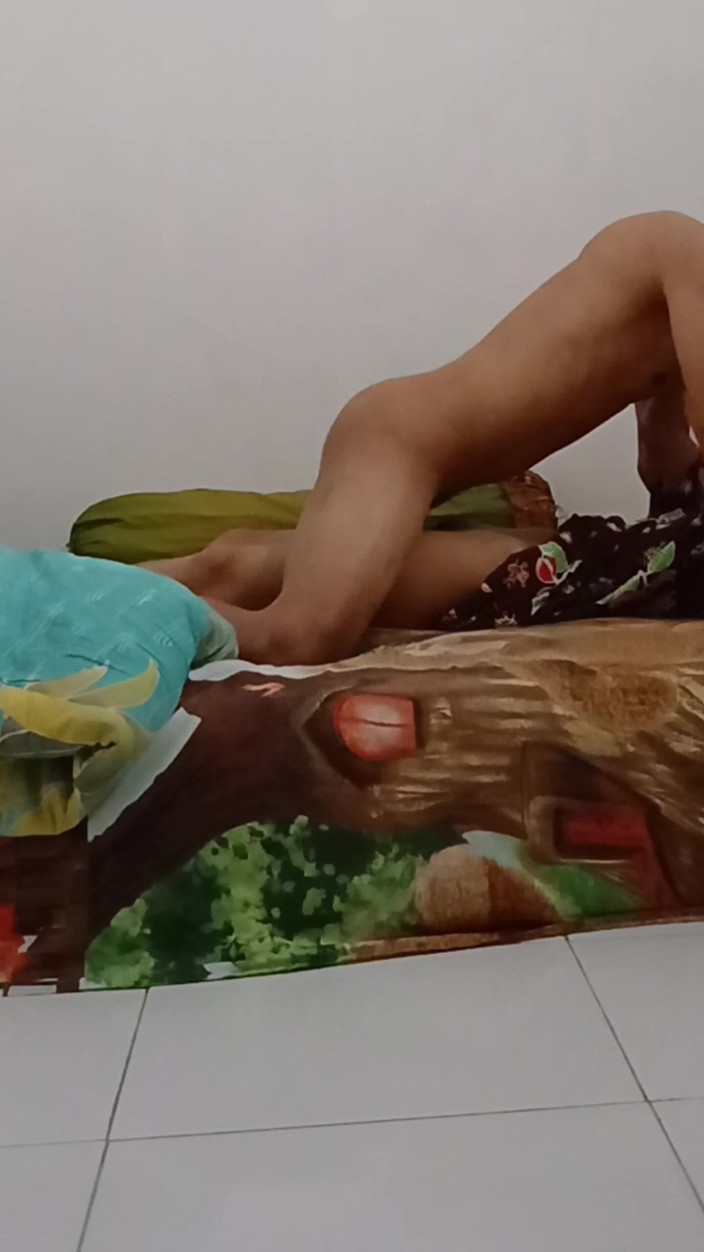 KingLeo: De Huishoudster Neuken in Haar Kamer