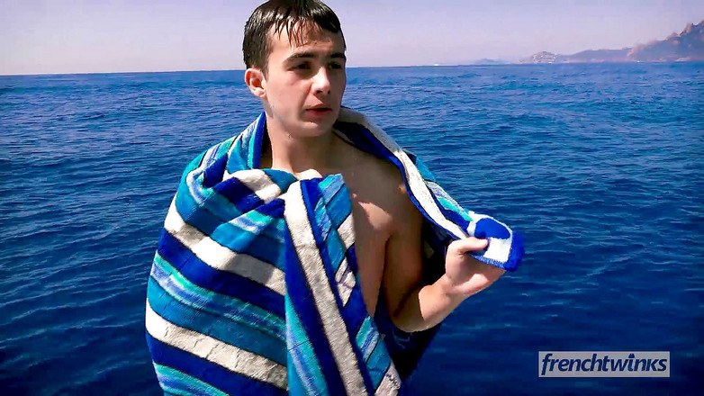 French twinks: 船長と船長はボートで若いクライアントと性交します