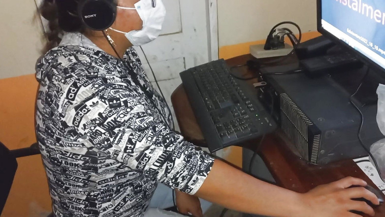 Martin13: Secrétaire irrévérende ! Invite un partenaire de l’entreprise à baiser après avoir...