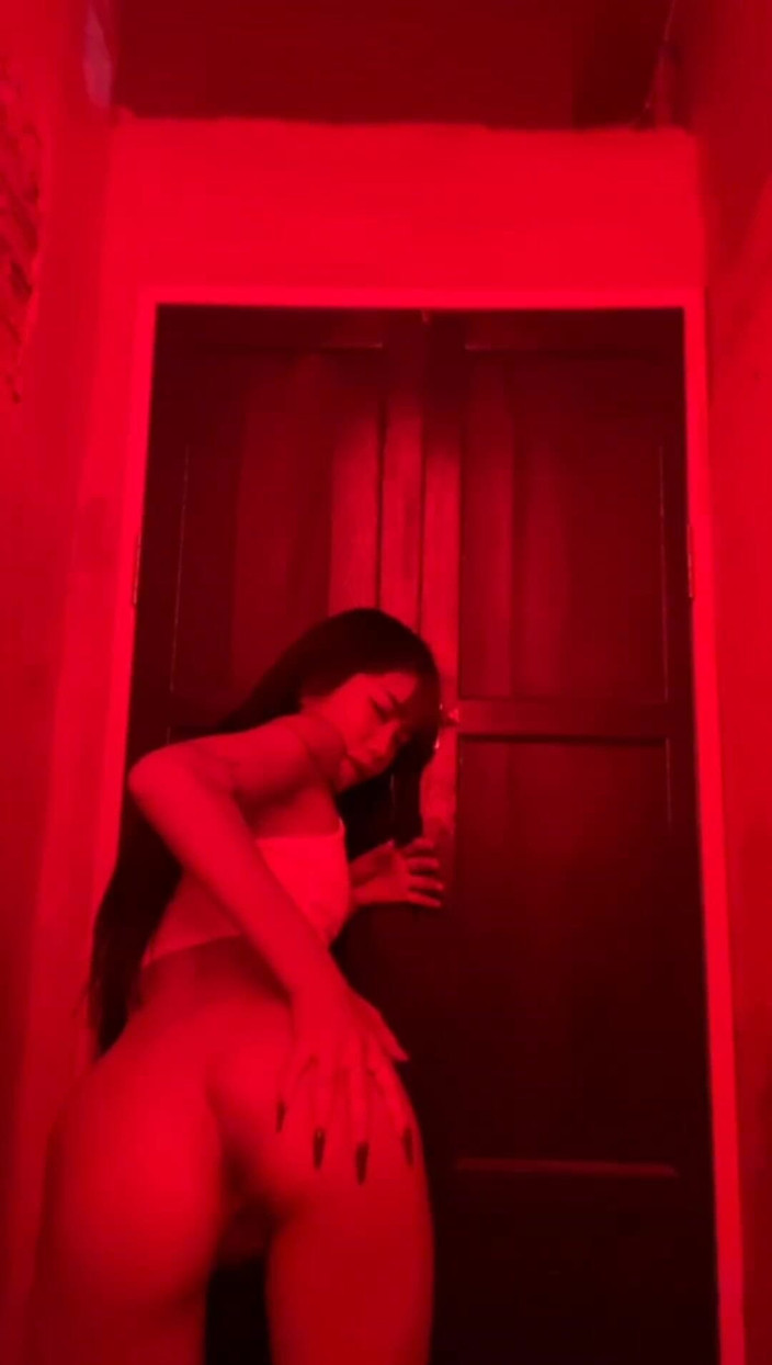 Emma Thai: Emma Thai Face cur tachinare și joc anal în toaletă bar