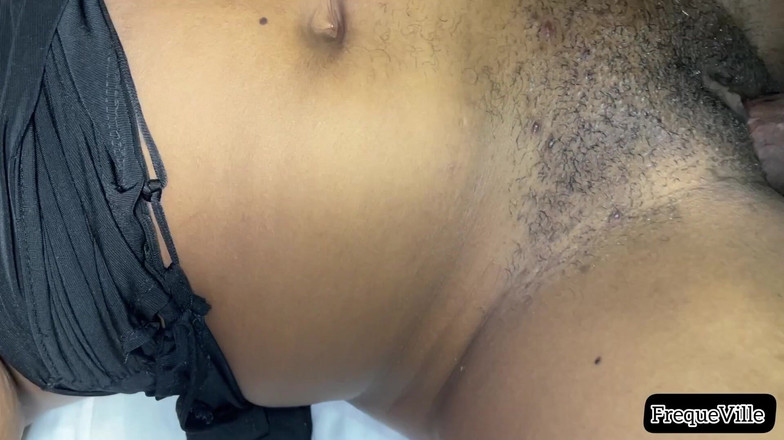 FrequeVille: मेरे बड़े काले लंड के साथ कामुक लड़की मिशनरी चुदाई