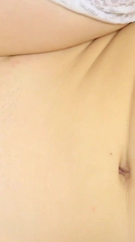 Sperma hungrig milf Judith Angel förför sin yngre man i biblioteket med en titt upp i minikjolen