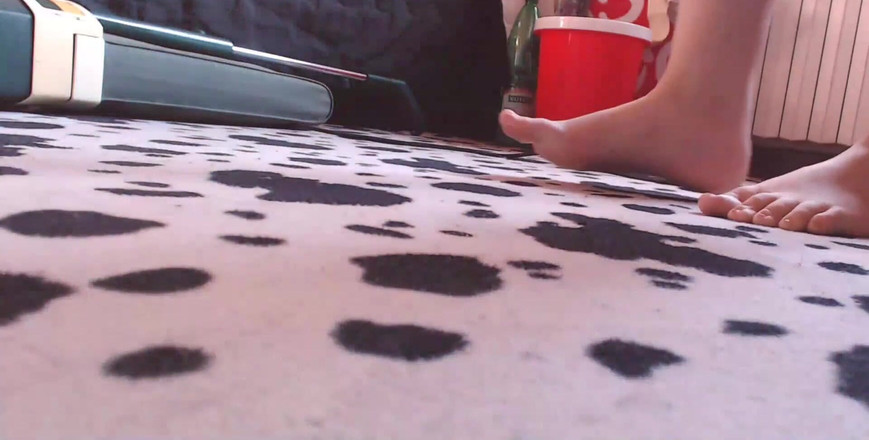 Nicoletta Embassi: Voordat je de vloer schoonmaakt, masturbeert je moeder met een...