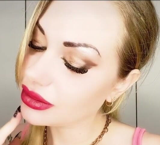 Goddess Misha Goldy: Słabość jest przyjemnością wchodzącą w ciało, sługo. Pozwól, że uczynię cię...