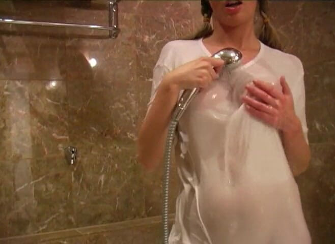 Hot Girlz: Young cutie craved for some hot playing in the shower