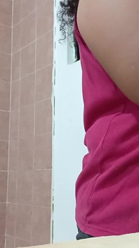 Anne iri güzel kadın mutfakta göğüslerini ve tangasını gösteriyor