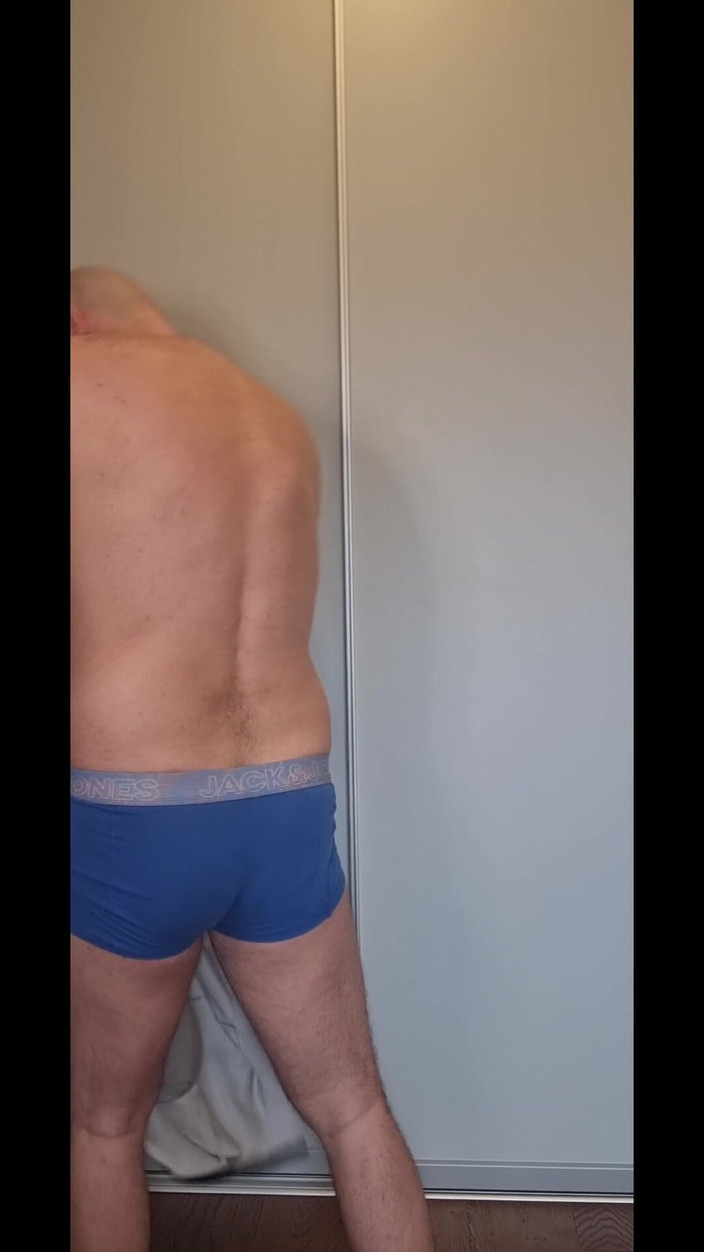 ShyCummerBoy: ストリップティーズとワイルドな射精を伴って