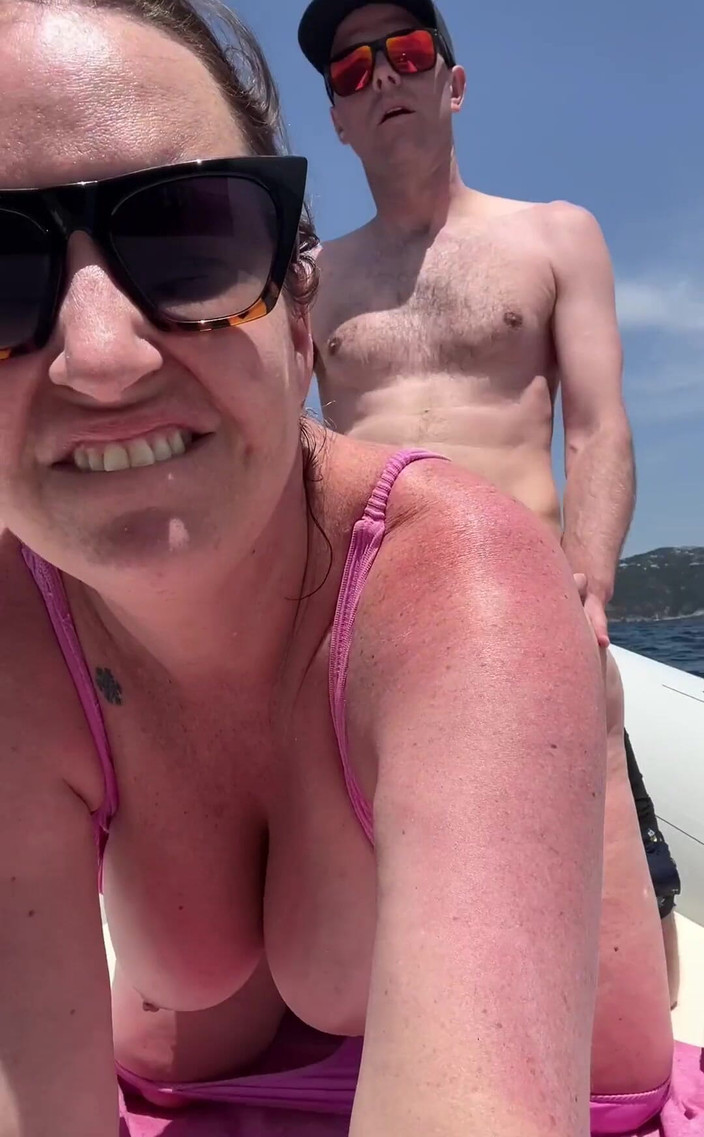 Avril Showers: Beberapa Klip Video Yang Memancut Mani Untuk Anda.