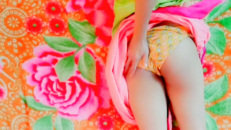 Urvy_99: Bhabhi Urvy bermain bogel di bilik tidurnya untuk jirannya pada...