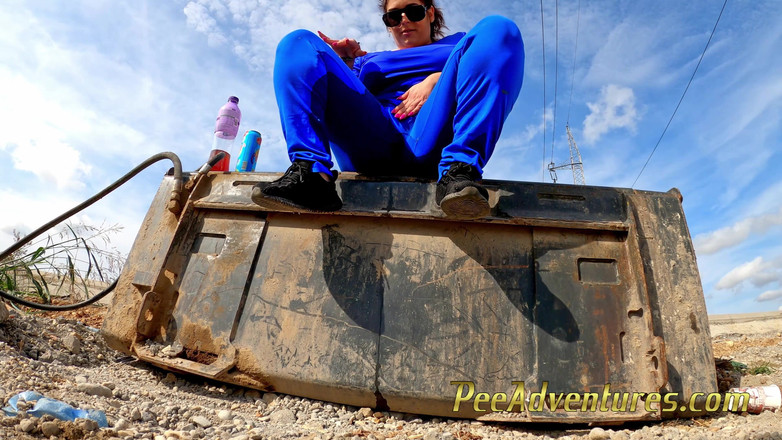 Pee Adventures: Fettes mädchen verzweifelt zu pinkeln, entleert ihre große und volle...