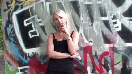 Femdom Austria: 可爱的金发少女在户外抽烟