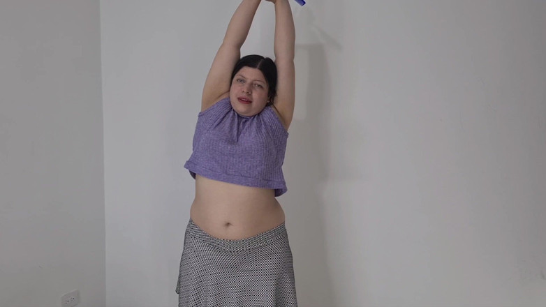 Alice H: Stretching esercizi e pettinendo I Miei capelli
