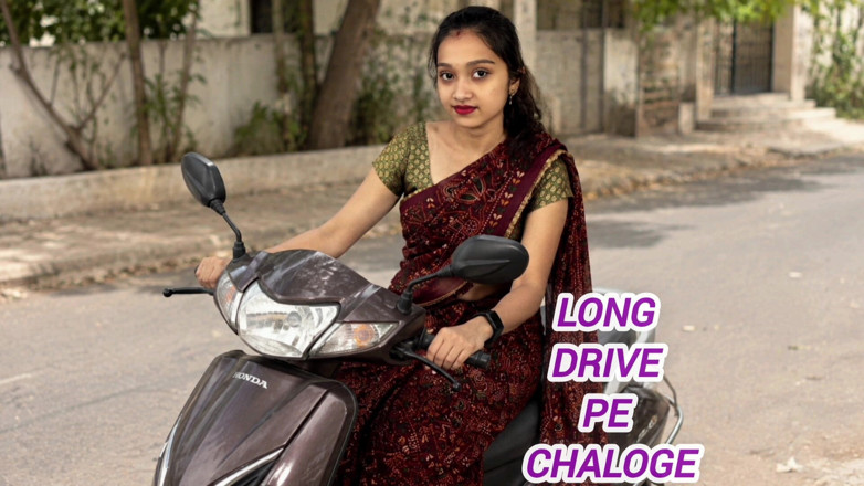 Dogimaster: Fată indiană desi care conduce o scooty cu sari