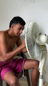 Pobre De Mi Culona Hermanastra No Sirve Su Ventilador Lo Reparo a Cambio De Una Peticion Muy Especial Meterle Mi Enorme Polla.
