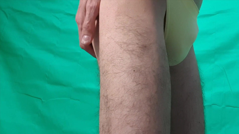 HeIsSooThin: Zwei gelbe tangas probieren an (der freie schnitt)