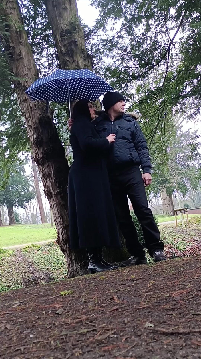 Asisa_oz: Hrála jsem si s velkým ptákem venku v parku, kouřila...