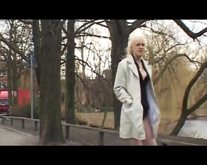 German amateur couples: Blonďatá Němka v punčochách jezdí na péru v kanceláři