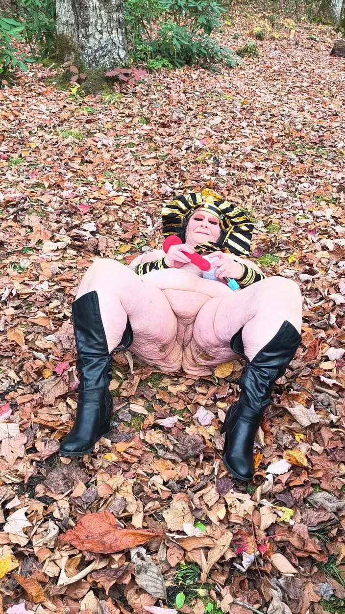 HerculesnVENUS: Cewek sange ini lagi asik fingering memeknya di luar ruangan...