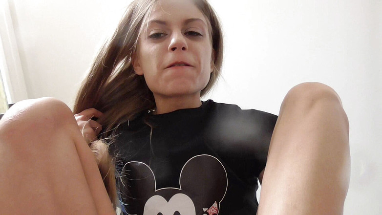 Solo Austria: POV 唾踏みつけ!ティーニー痴女の女の子が唾を踏みつけて楽しい!