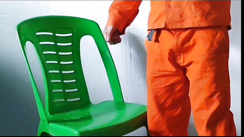 Hornyboy2058: Wegwerker masturbeert en komt klaar