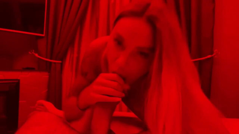 Monika Fox: Monika Fox在红房里邋遢口交和拳交