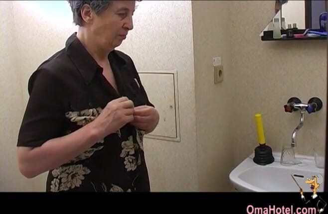Old Nanny: Oma Hotel-Rosa, gray hair granny in her wet, bathroom erotic...