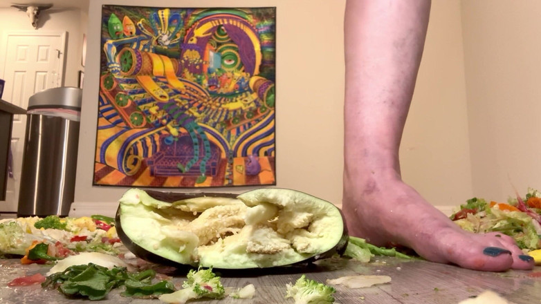 Peppermint Giantess: 大小 16 脚压碎蔬菜