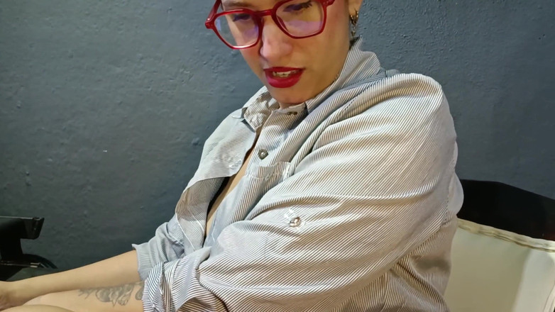 Queensofthefeet: Secretária faz sexo com o homem que ia entrevistar e...