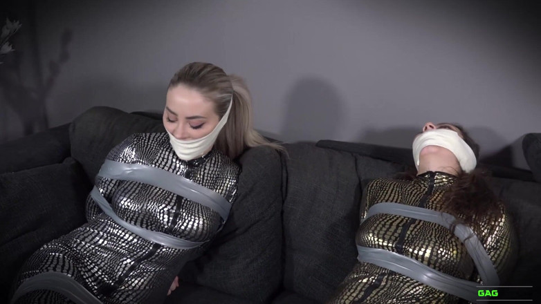 Gag Attack: Aubrey e Julia - Macacão em fita escravidão