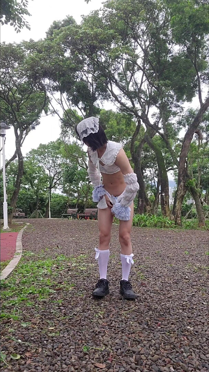 NotAFuta: 공원에서 메이드 노출증