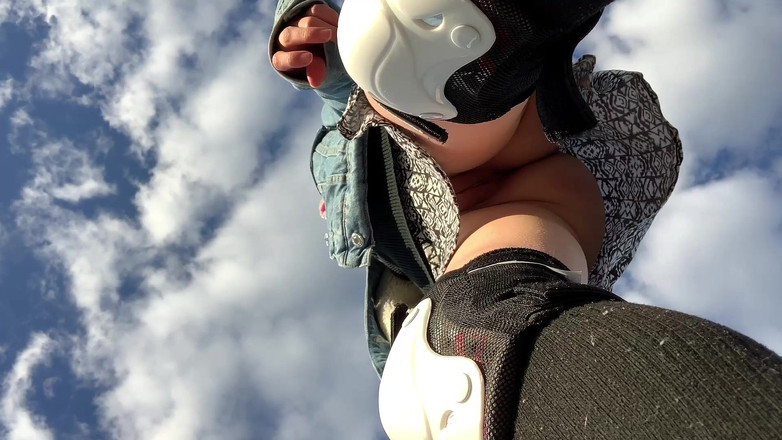 Dirty slut 666: Privirea pizdei mele sub fustă pe o longboard