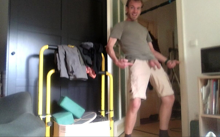 XlPmml: 穿着短裤和袜子的冷兄弟贝特