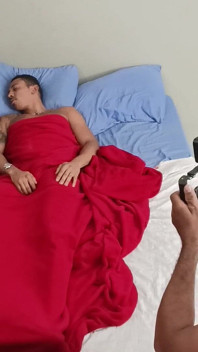 Saya Berbaring Apabila Awek Saya Menelefon Kawannya Untuk Datang Dan Berseronok