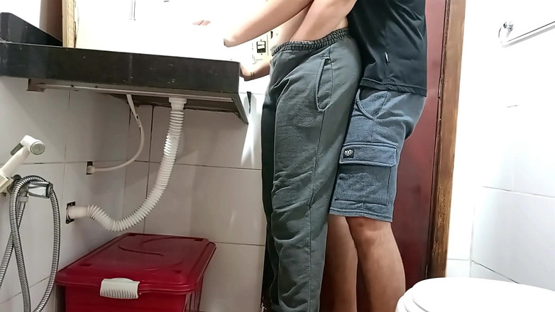 Gabi SweetCouplesStories: Pokojówka zostaje przyłapana w łazience.