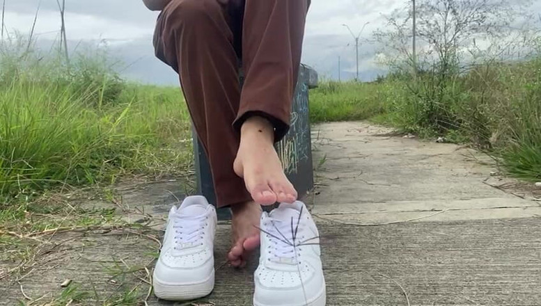 Mr Feet Colombia: ZE LAAT HAAR SCHOENEN SCHEREN IN HET OPENBAAR EN TREKT...