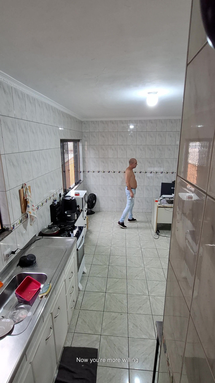 Gabi SweetCouplesStories: Služka se svléká a přijímá výstřik na obličej