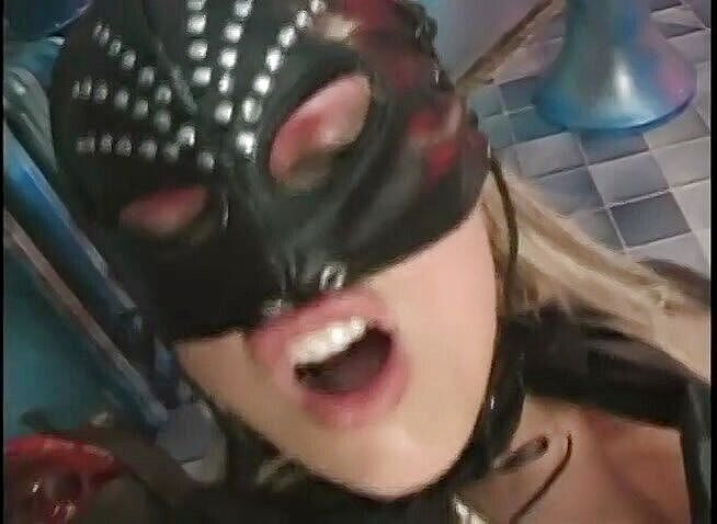 Fetish Desire: Edepsiz seks kölesi dildo ve büyük bir yarakla sikiliyor