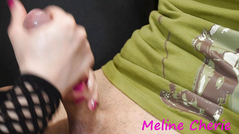 Meline Cherie: Aftrekken en olieachtige pikmassage met scherpe cumshots