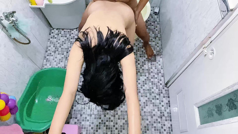 Bella Ivanka: Oglądanie sąsiada masturbuje się w łazience