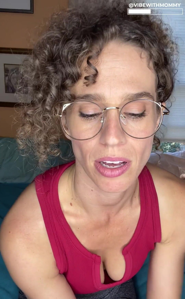 VibeWithMommy: 犹太导师继母乱搞继子撸管指挥！我是你的犹太继母，我辅导你。