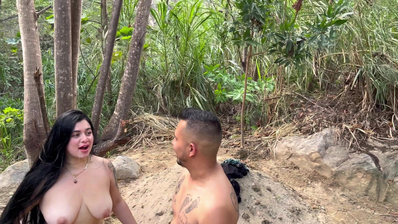 Anotonella-jones: Nymphomanisches mädchen überzeugt ihren freund, sex im freien zu haben