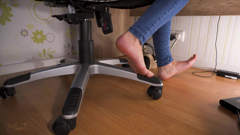 Teasecombo 4K: Заглядає на гарячу секретарку, яка дражнить сексуальні ноги на високих підборах