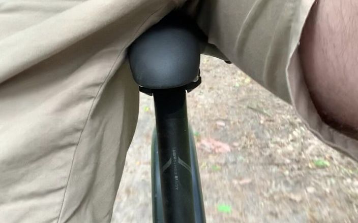 Apomit: Exhibition de bite dans la forêt, balade à vélo, jeune garçon,...