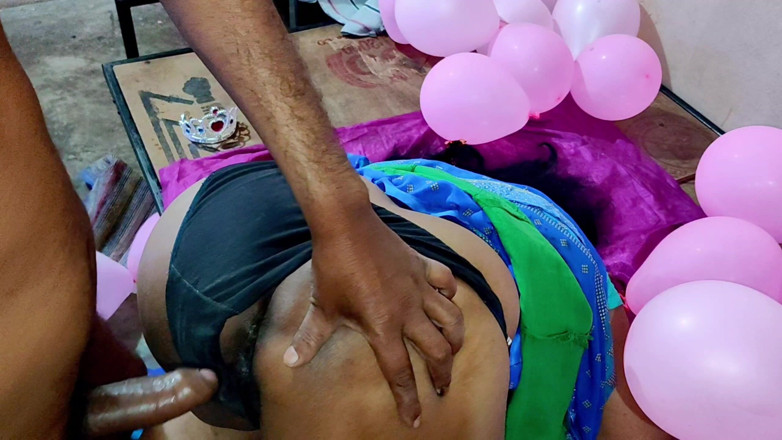 Annubhabhi4: Suri rumah India pada hari lahirnya